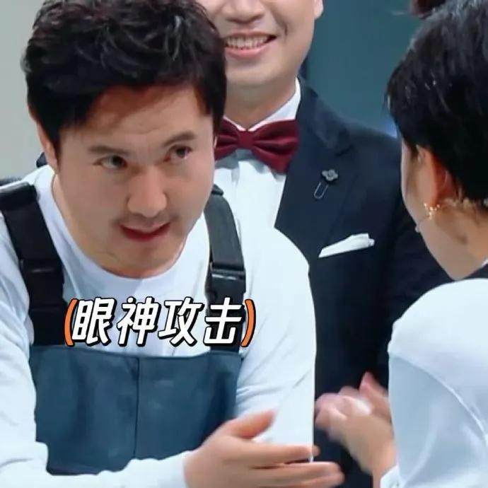 沈腾把张凯丽推下水了王牌对王牌游戏对决，沈腾出其不意赢下张凯丽，轻缓推下水超尊重