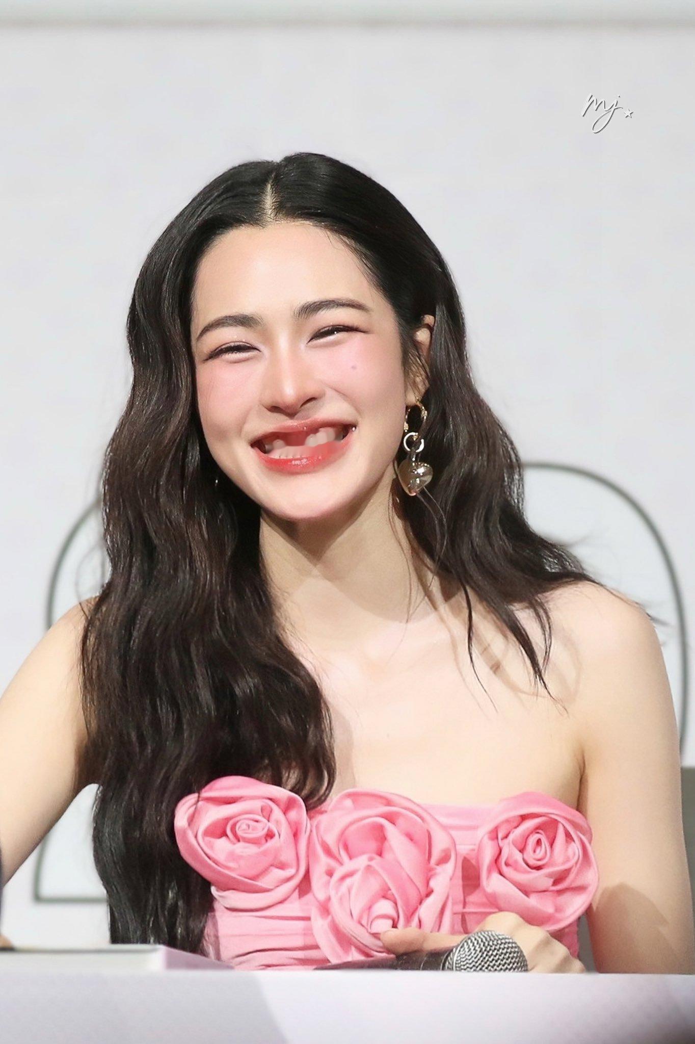 是我们中国香港的邝玲玲，接受过CCTV记者采访的邝玲玲，2200万票获得全球最美