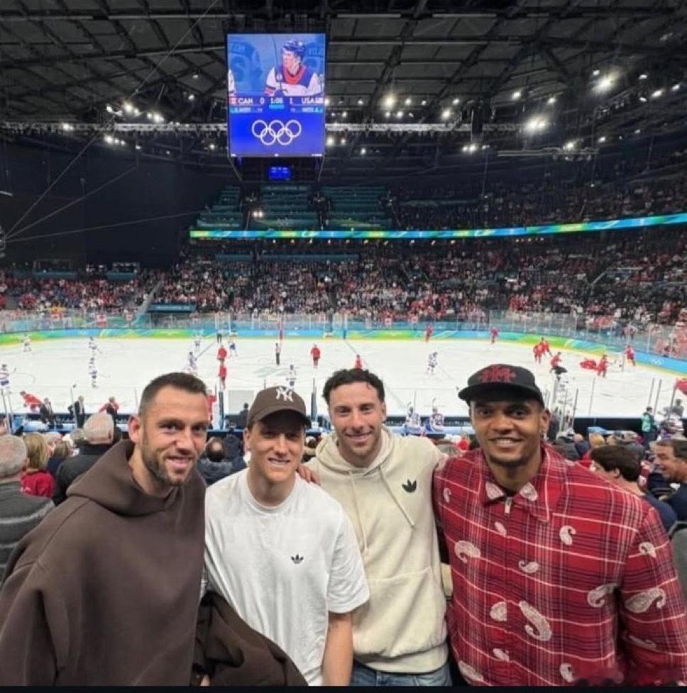 国米球员们现场观看了冬奥会的比赛莱切0比2国际米兰冬奥会热点现场 👏🖤💙 