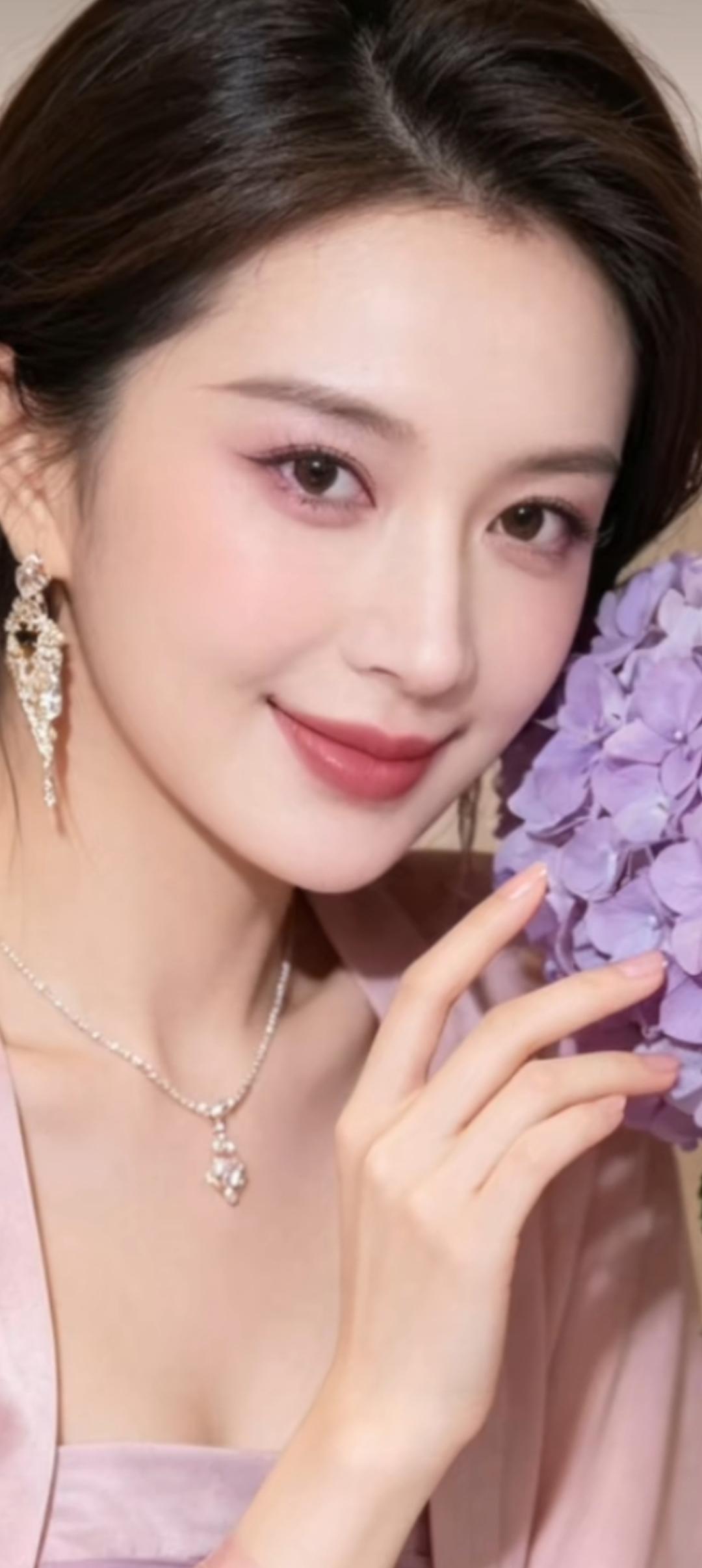 紫花映笑颜，玉佩映芳华。