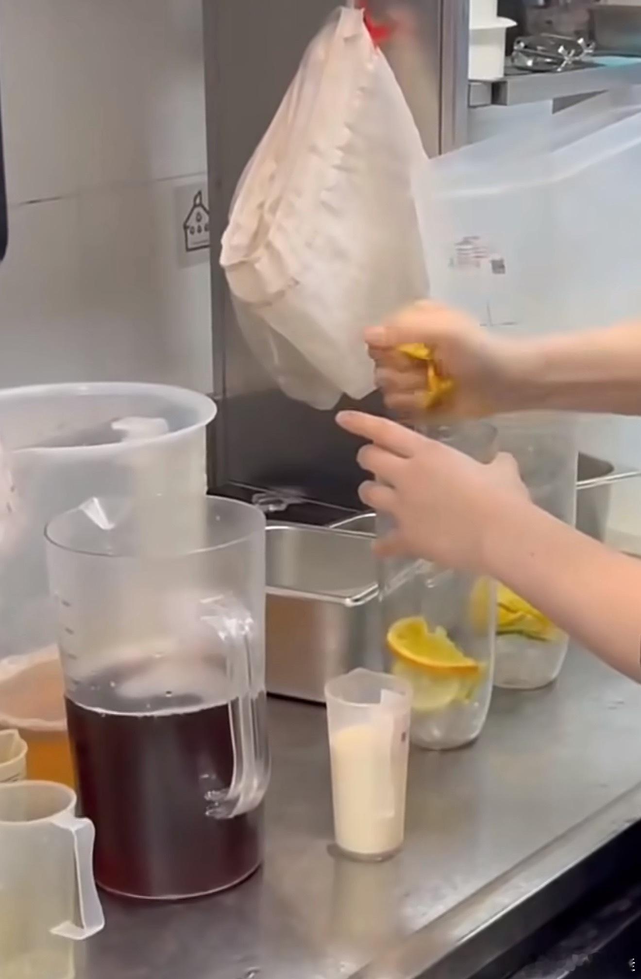 霸王茶姬通报看了视频，确实有点让人细思极恐。毕竟大家对食品安全这块还是很看重的。