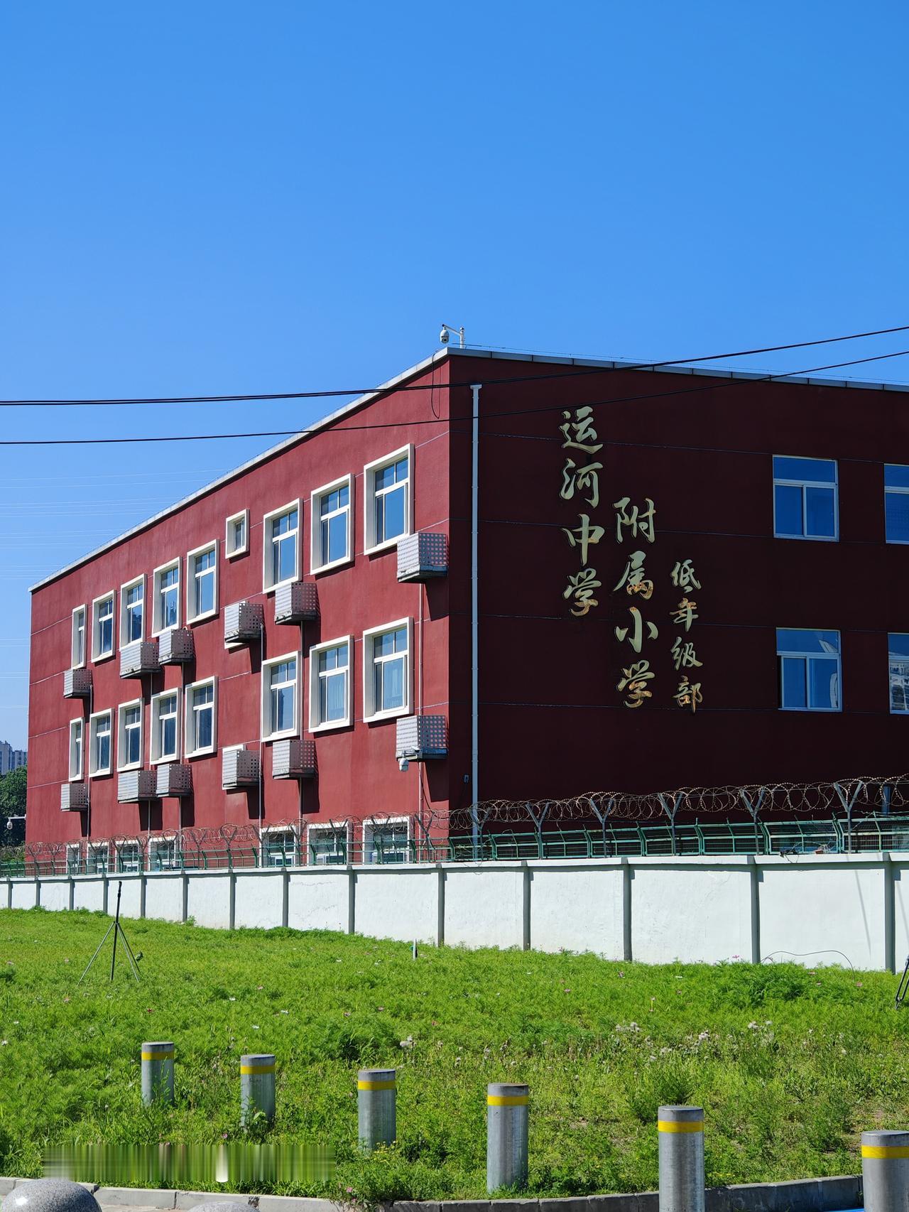 在净水中路随手一拍，竟邂逅了通州碧水公园这处宝藏秋景。它官方叫“碧水澜园”，把地