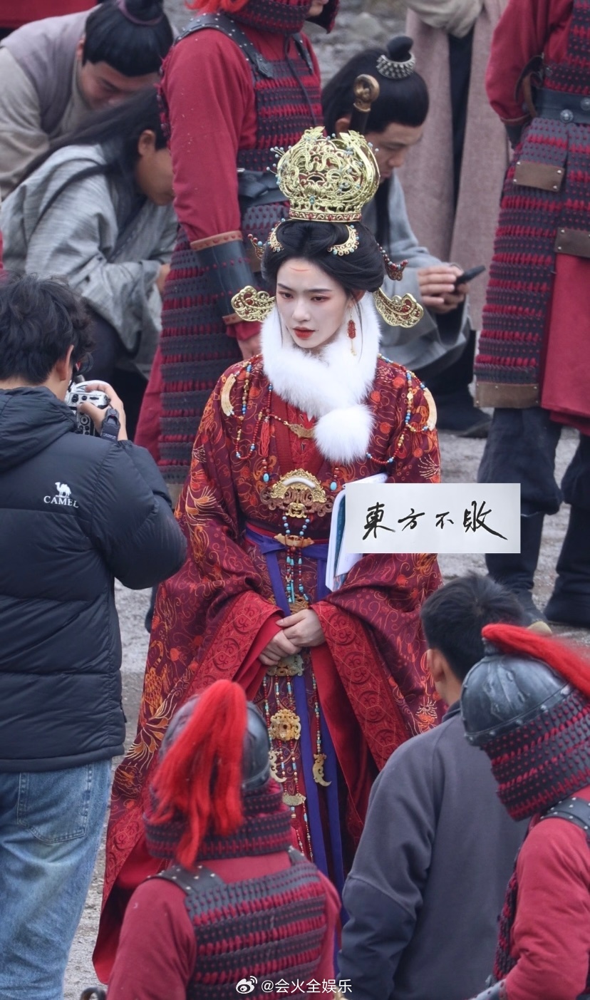 好漂亮😍林允归鸾金冠婚服造型林允归鸾金冠婚服造型路透