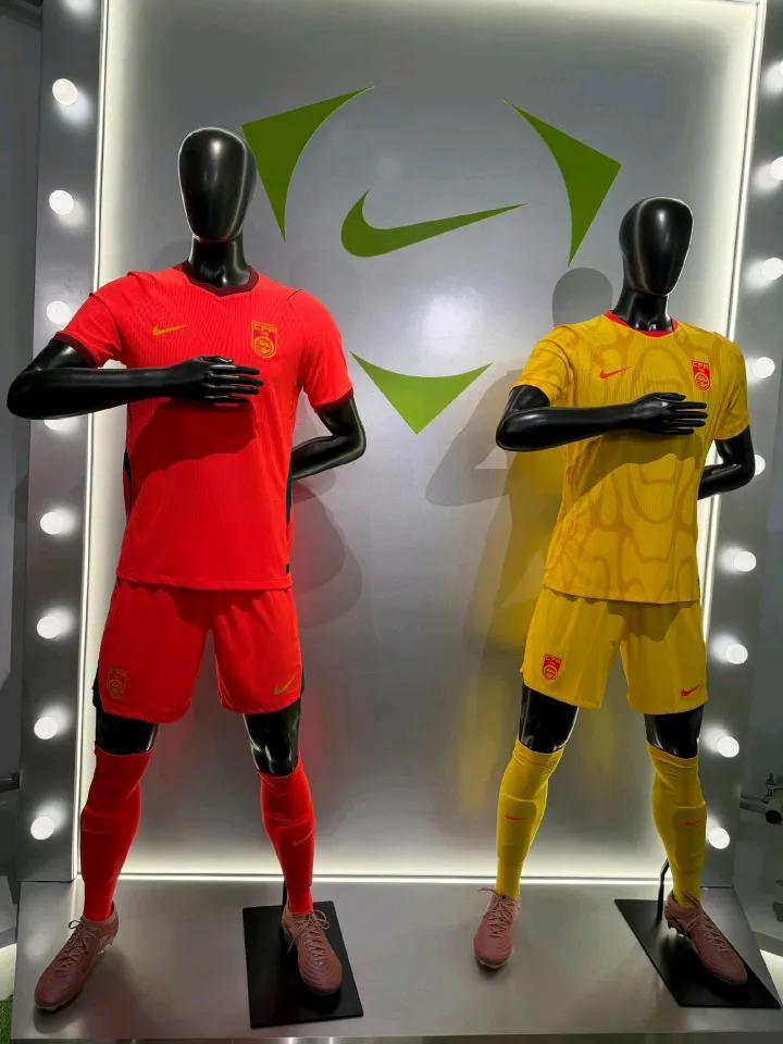 国足发布新款秋衣，主场是传统红色，客场黄色，你喜欢吗？