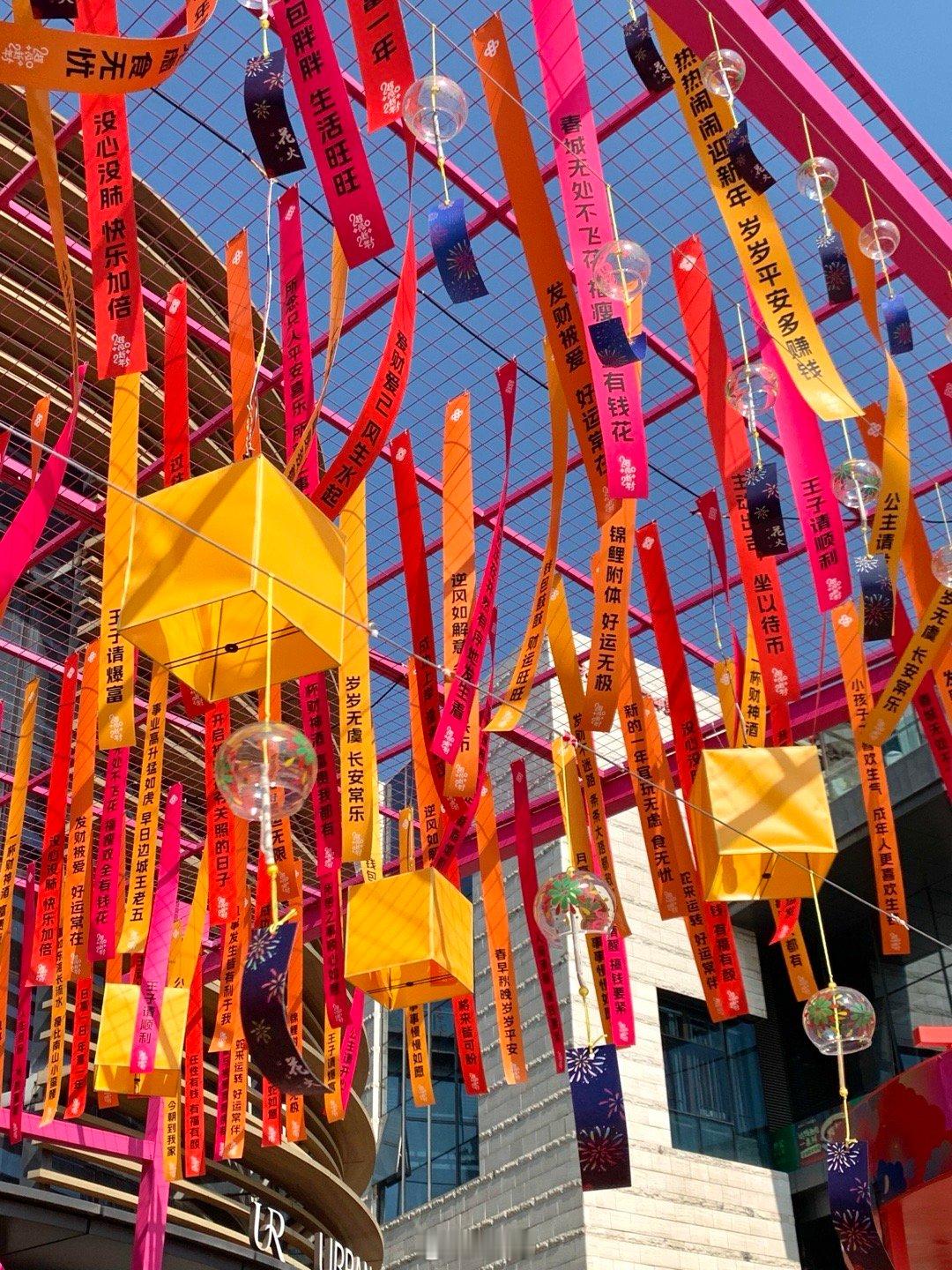 深圳已经提前拥有新年送礼氛围了从商圈惊喜到口岸福礼，让每一份馈赠都带着“圳式”温