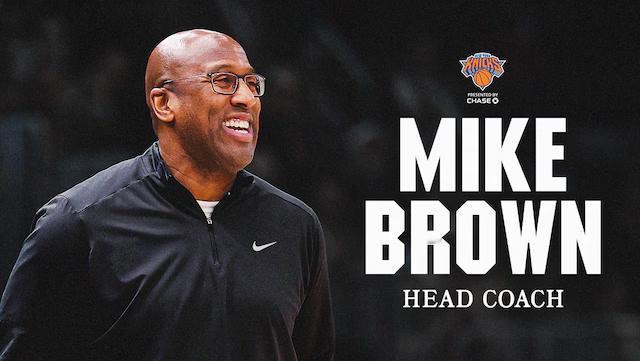 纽约尼克斯队于周一正式聘请迈克·布朗担任球队主教练，这位两届NBA年度最佳教练将