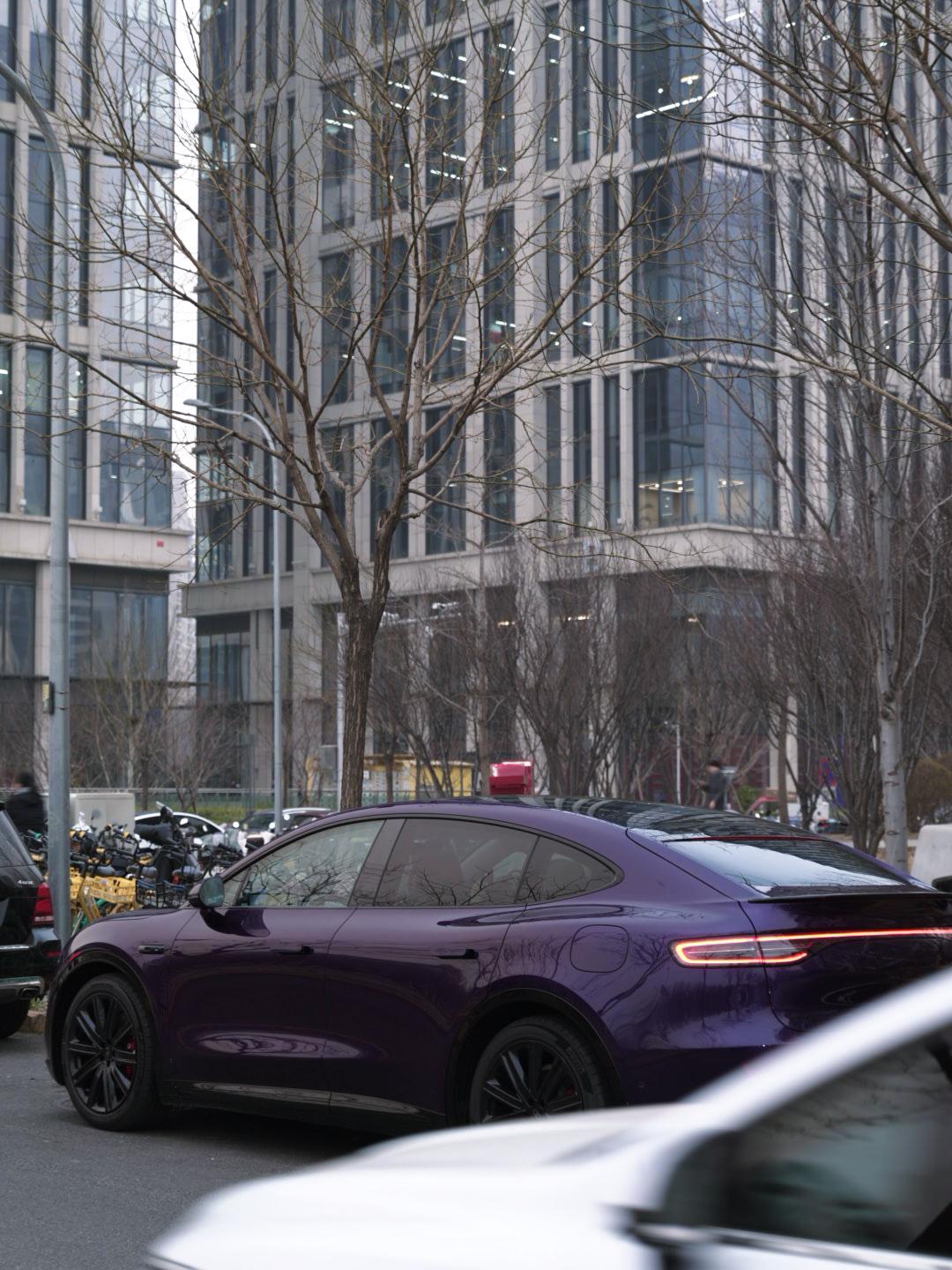 3月18日，智界正式发布暗夜紫新车色，再次印证色彩正成为产品竞争力的重要延伸。暗