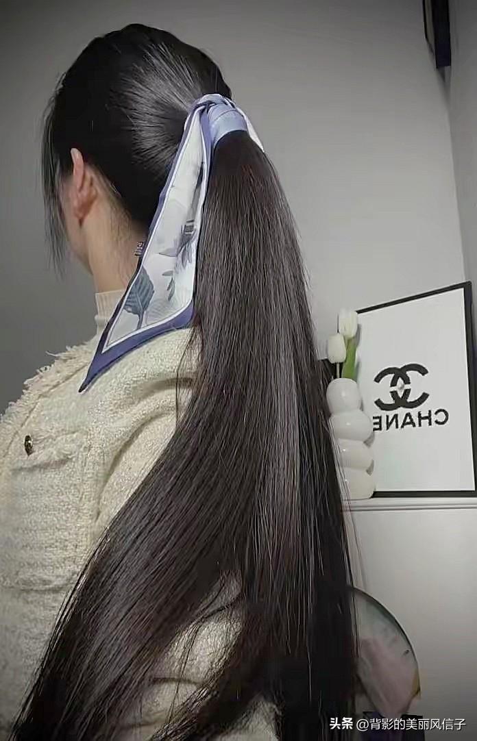 发髻簪花，风姿绰约。