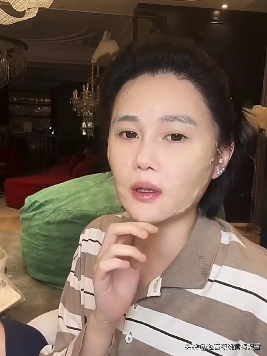 球球说在她十四五岁的时候，体重就高达150斤，为了让自己好看一些，她开始了疯狂的