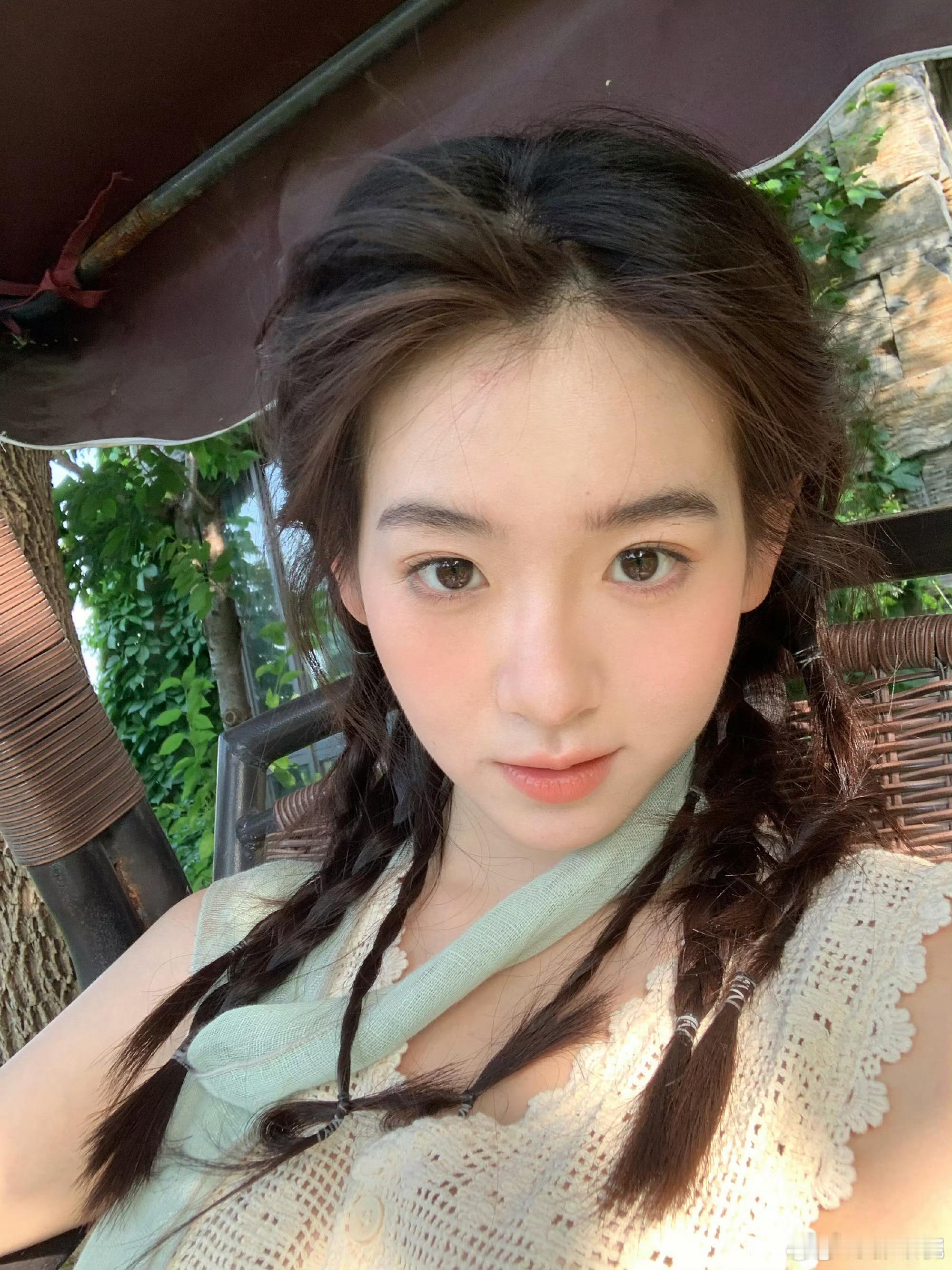 和颂新签的05🌸李昂珈，待播剧有《窈窈有期》，来看看营业博和饭拍，值得买股吗？