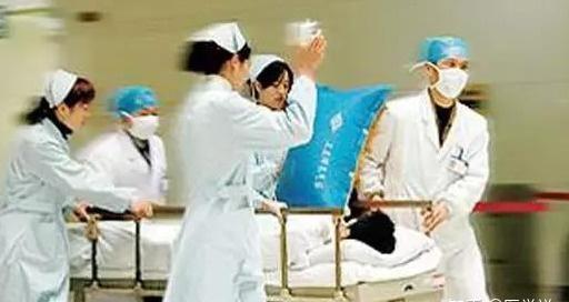 我不是杀猪的！

大学的时候有一个同学，他利用寒暑假兼职赚取学费，白天帮肉贩割肉