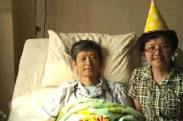2016年，艾跃进在病床上与自己妻子一起过的最后一个生日，镜头中的他此时虽然露出