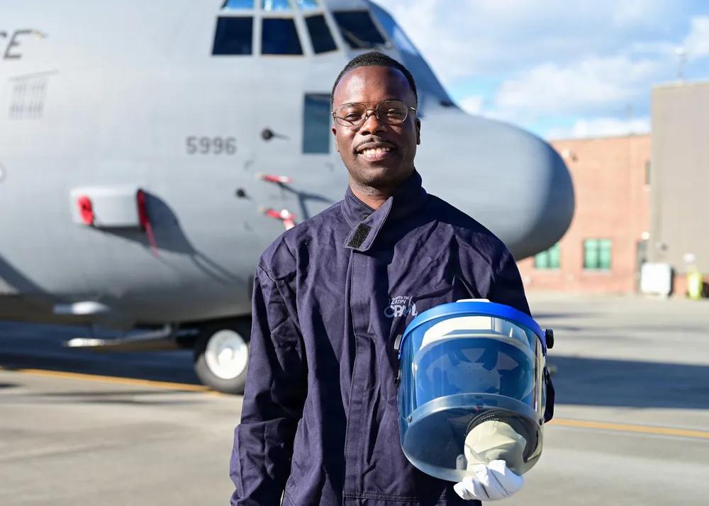 除了飞行员，美军吸收了大量的军事技术人员。
美国空军中士格雷戈里·兰伯特，隶属于