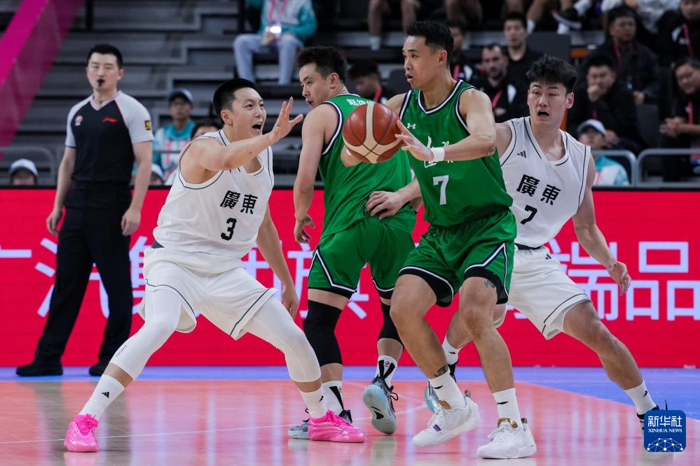 成年组半决赛，赵继伟和原帅冲击胡明轩。 