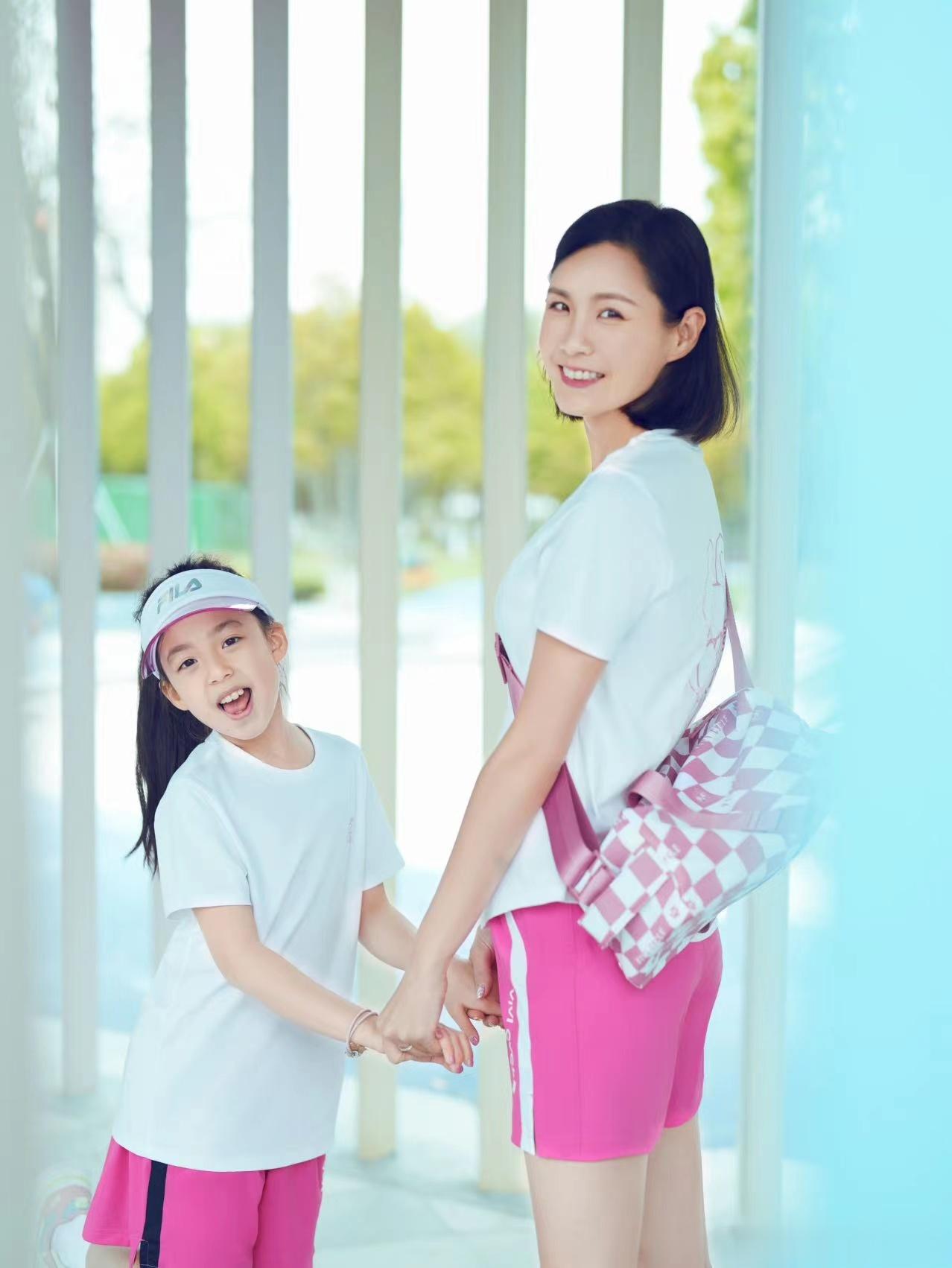 #刘畊宏女儿近照# 五官清秀呆萌可爱的小泡芙，原来长大之后也这么好看呀！之前看爸