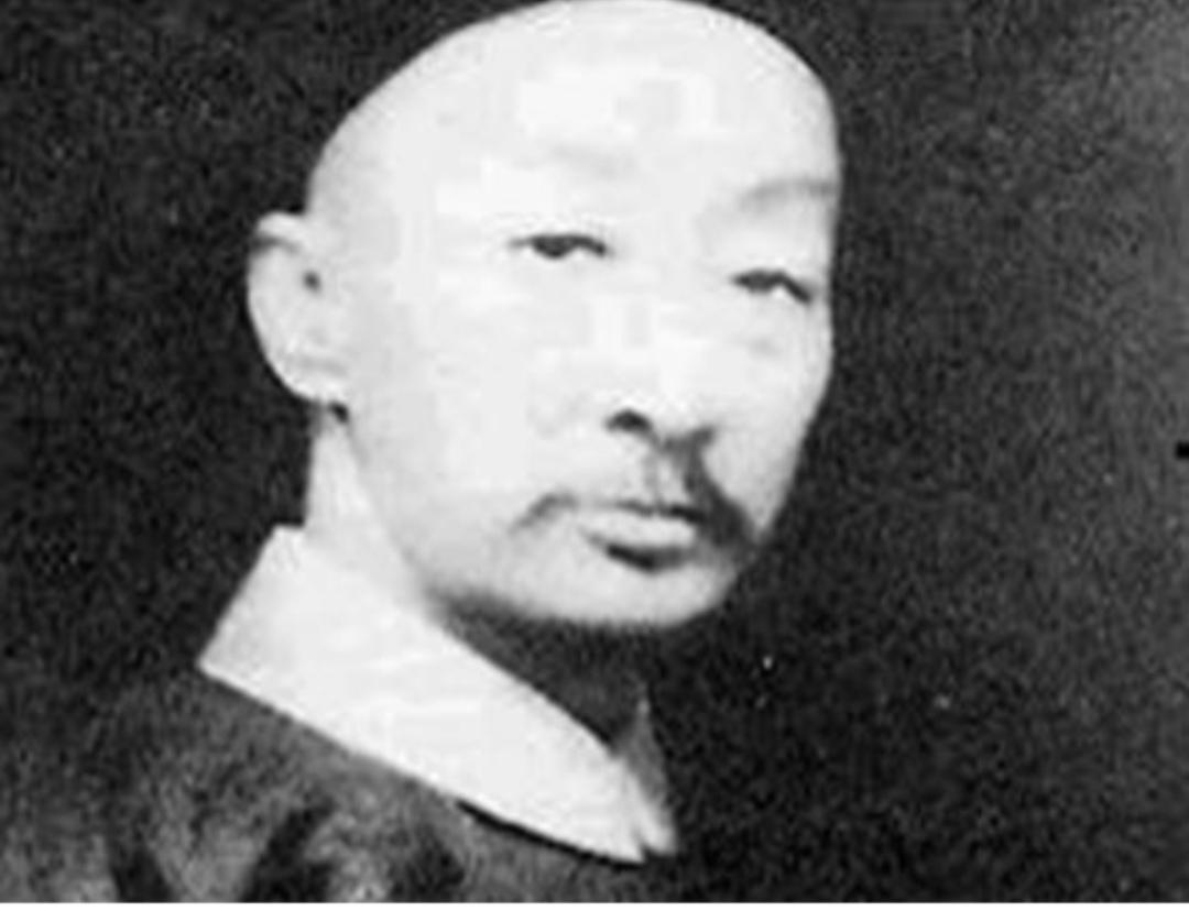甲午战争中，淮军、湘军相继溃败，让清廷看到了旧式军队的腐朽。然而，1898年戊戌