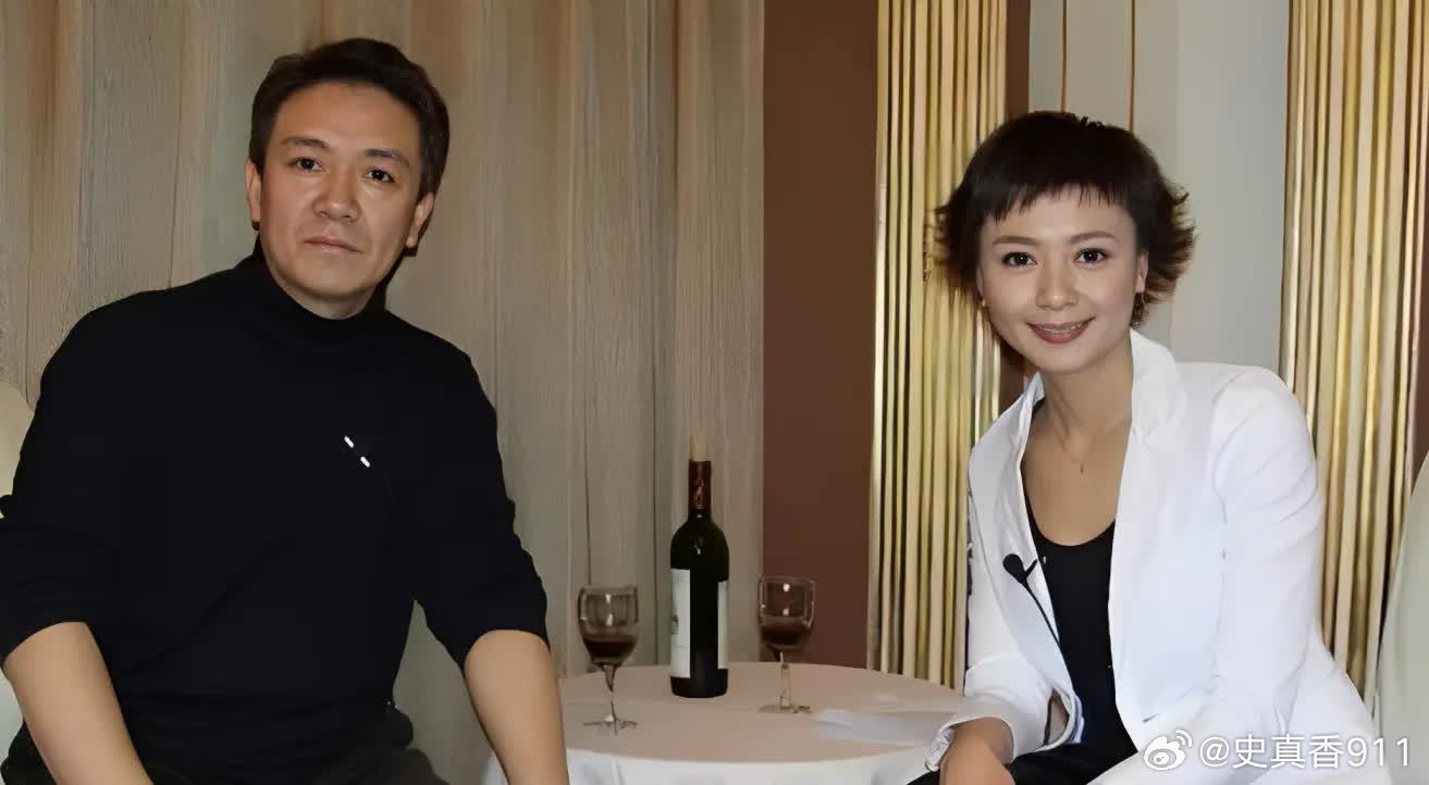 2005年，《亮剑》的热播，让李幼斌名声大噪，紧接着，他就向结婚24年的结发妻子