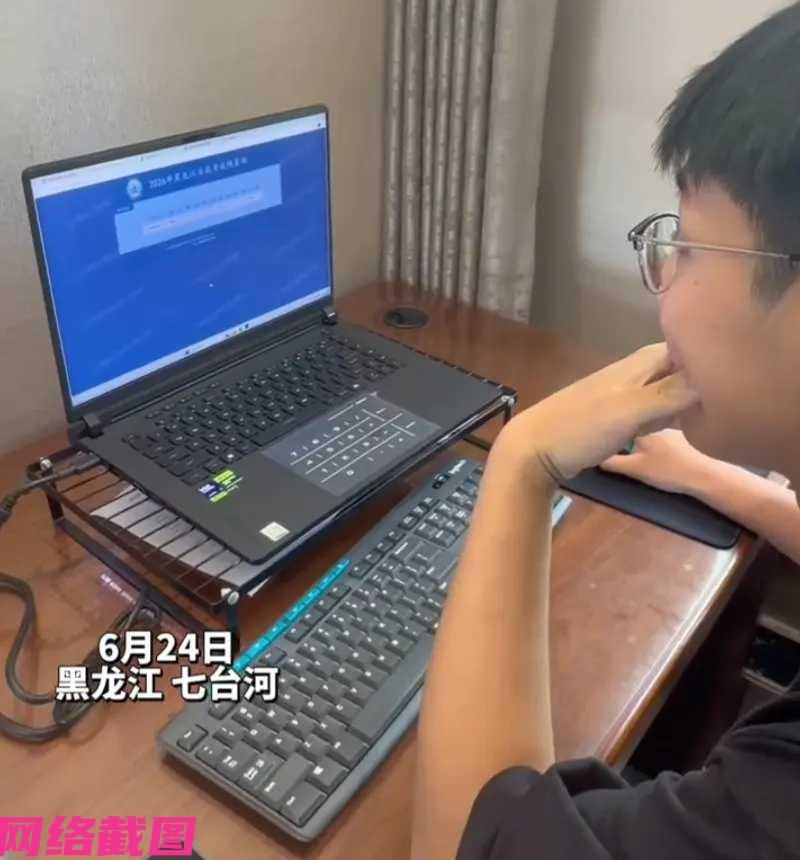 黑龙江七台河有男生看高考分数已出来，随后忙查分，看到最后的分数竟然和自己梦到的分
