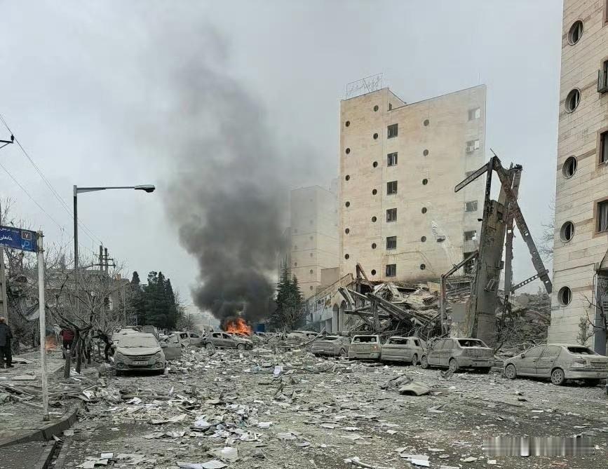 伊朗德黑兰西区扎拉夫尚，一栋大楼遭到空袭被彻底被摧毁。大楼里包括萨德拉特银行员工