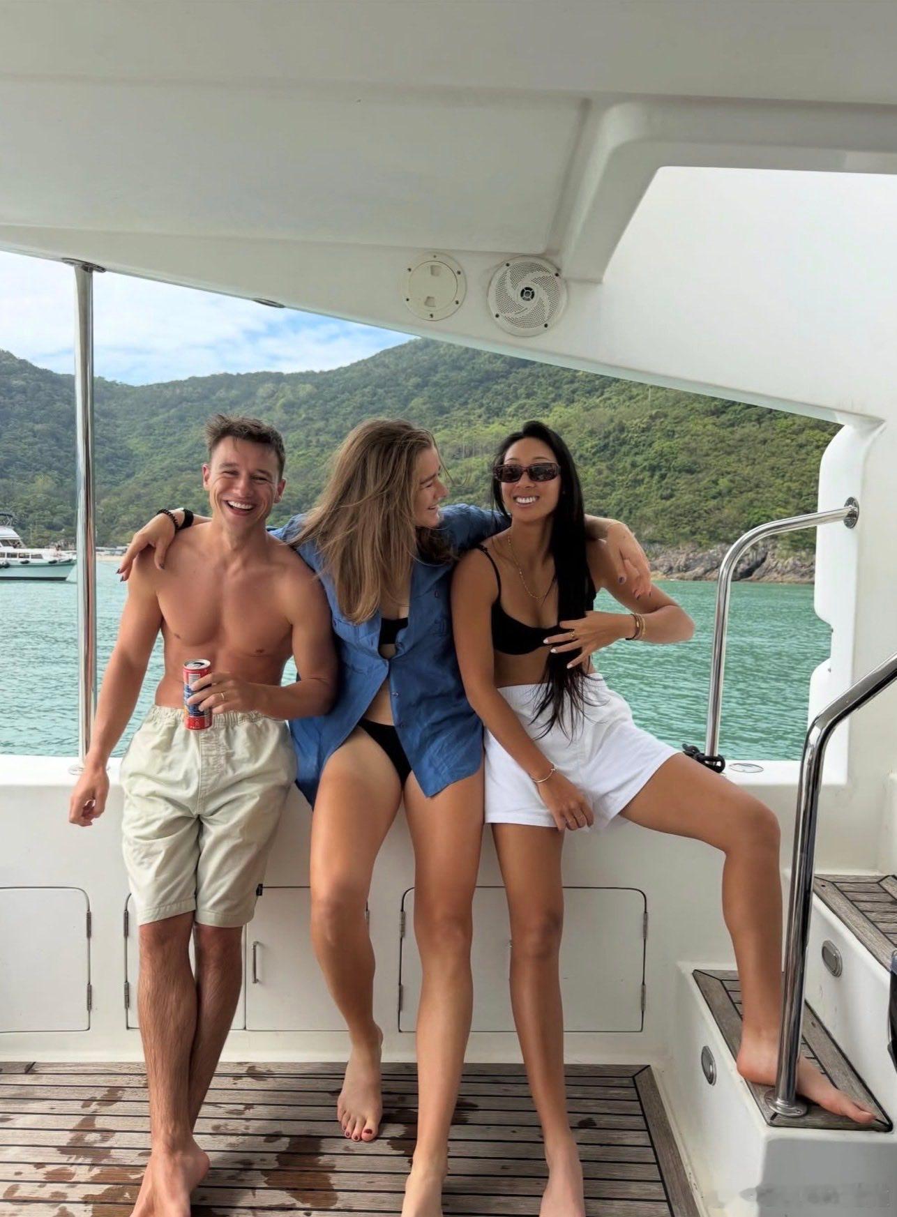 穆霍娃和韩天遇一起度假热点现场 ​​​