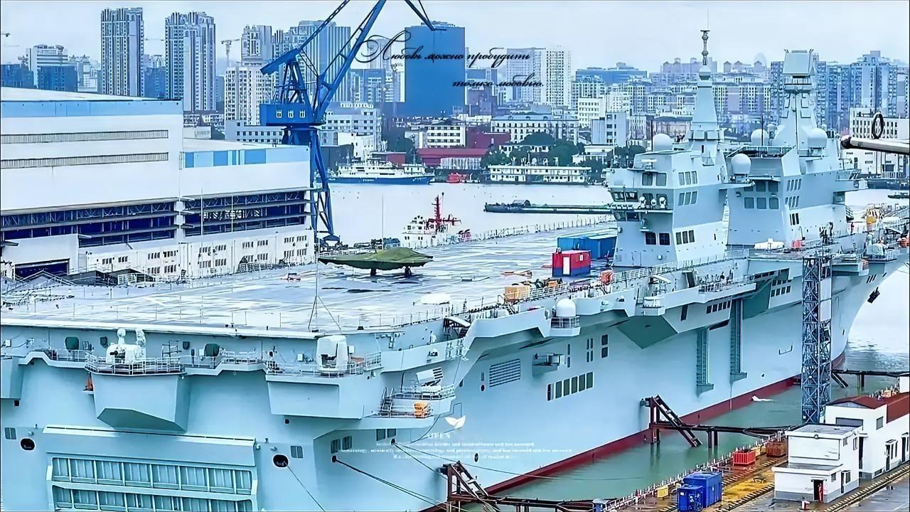 近日，076型两栖攻击舰首舰四川舰的甲板出现了攻击-21隐身无人机的1:1调度模