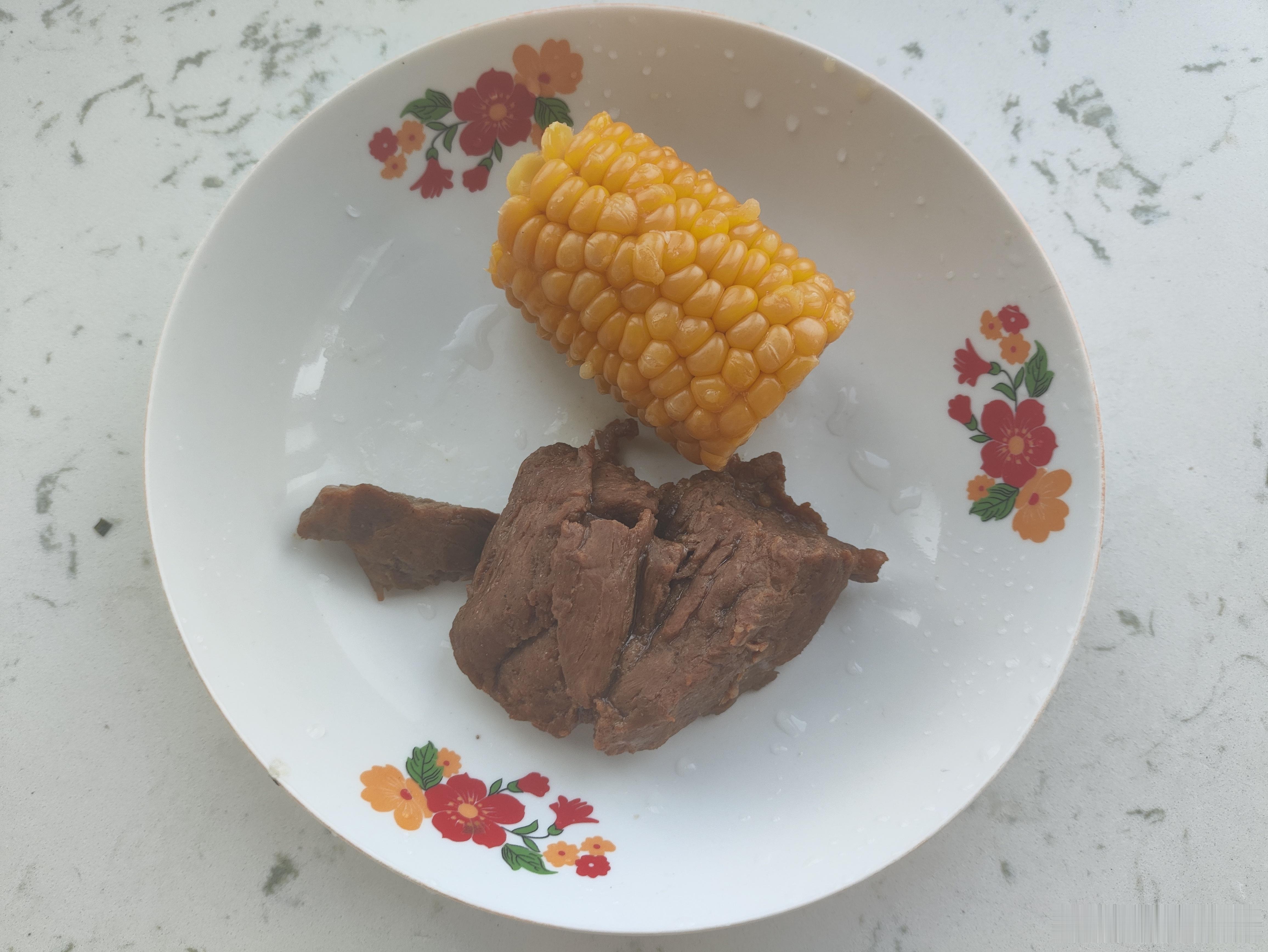 埋锅造饭，今天吃非洲大玉米加，印度小牛肉，小牛肉要深加工一下太大。 