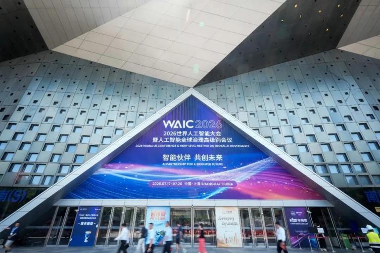 2026世界人工智能大会在上海正式启幕，全球AI相关股票同步出现集体大跌。有观点