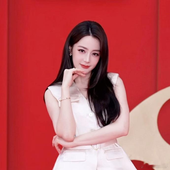 迪丽热巴以香气为引迪丽热巴比姐姐先来的是香气 迪丽热巴以香气为引，迪丽热巴比姐姐