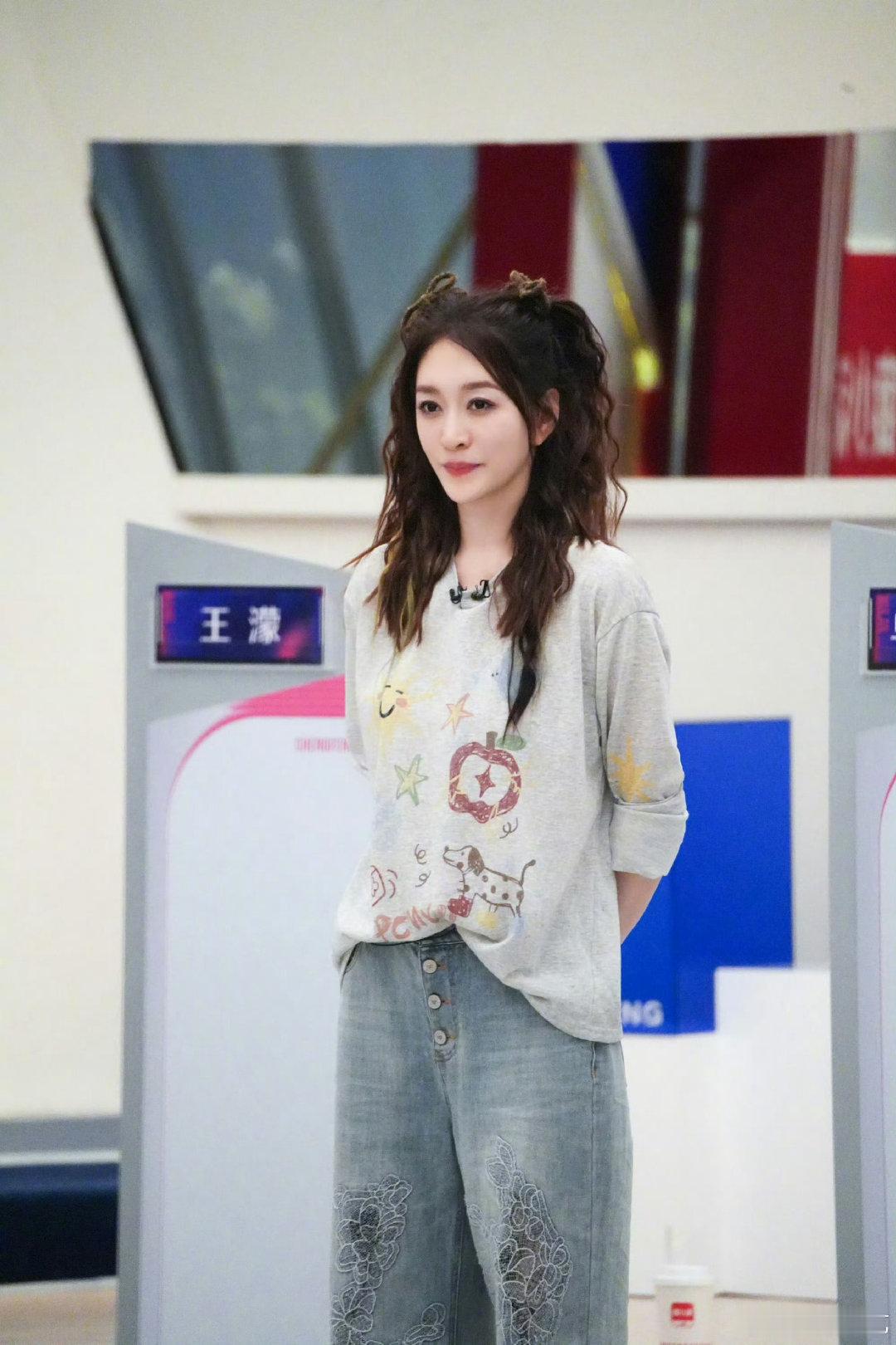 看李小冉跳什么都像心愿便利贴整个人的舞台感染力真的超强，不用刻意做作不用刻意卖萌