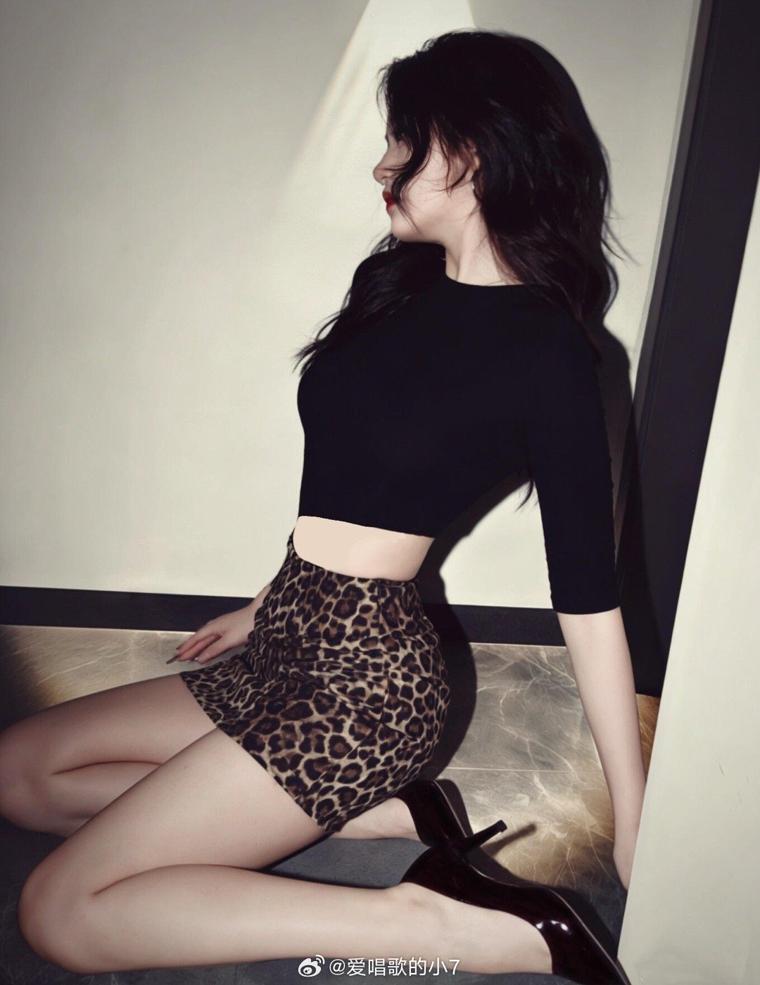 她们都迷人，我不一样，我不理人 