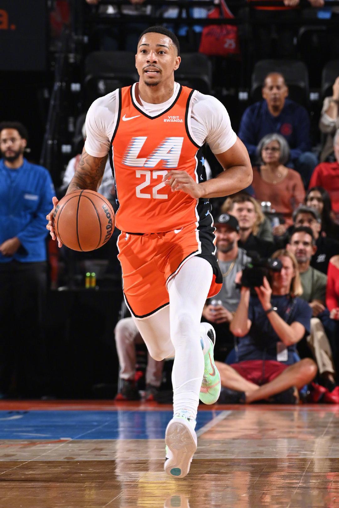 防无球掩护是掘金队一直以来最弱（联盟倒数）的一环，而对强侧夹击、下线内收、弱侧掐