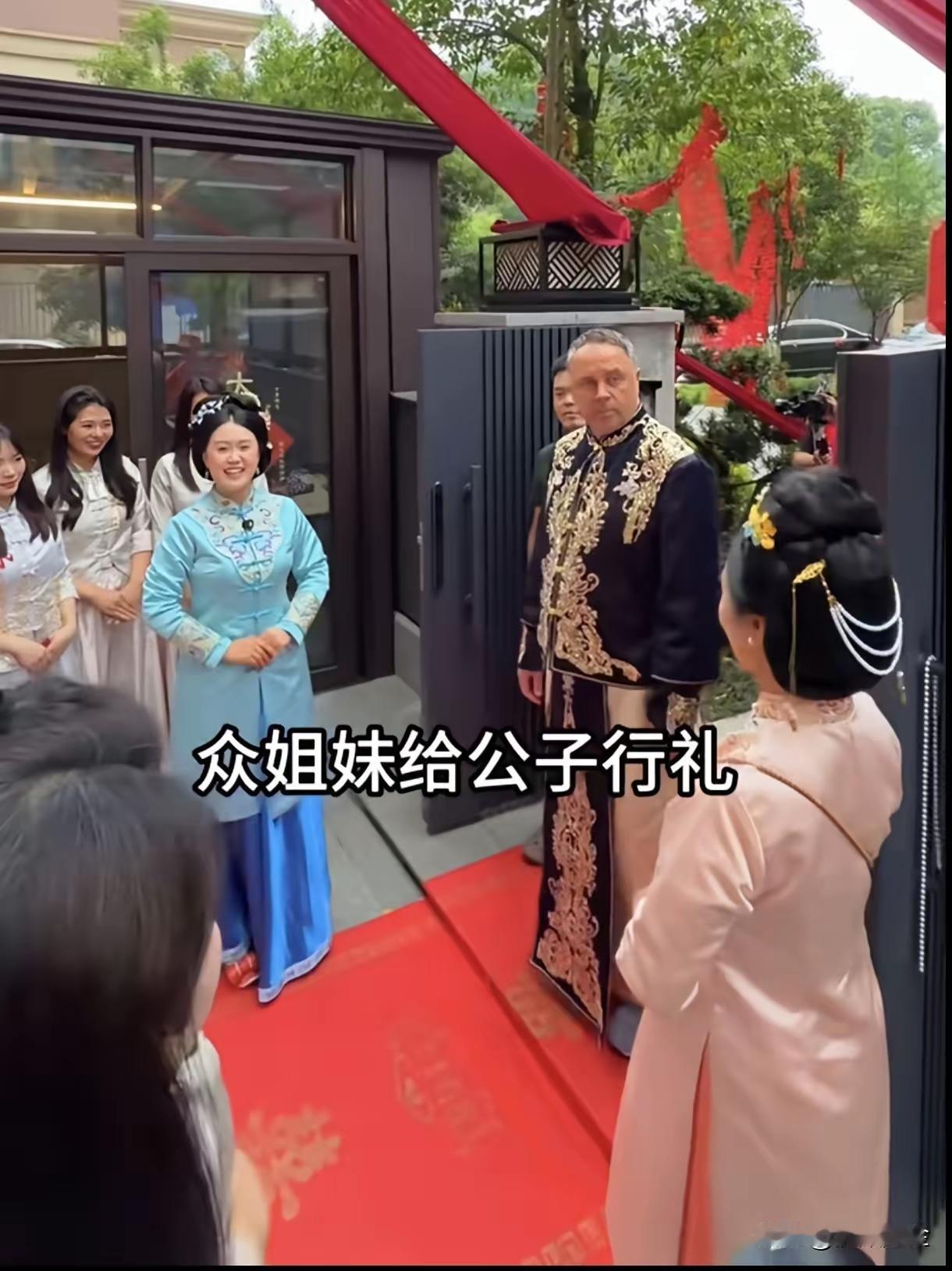 有多少网友羡慕了！湖南株洲女子花自掏百万举办豪华婚礼嫁给和自己父母差不多大的老外
