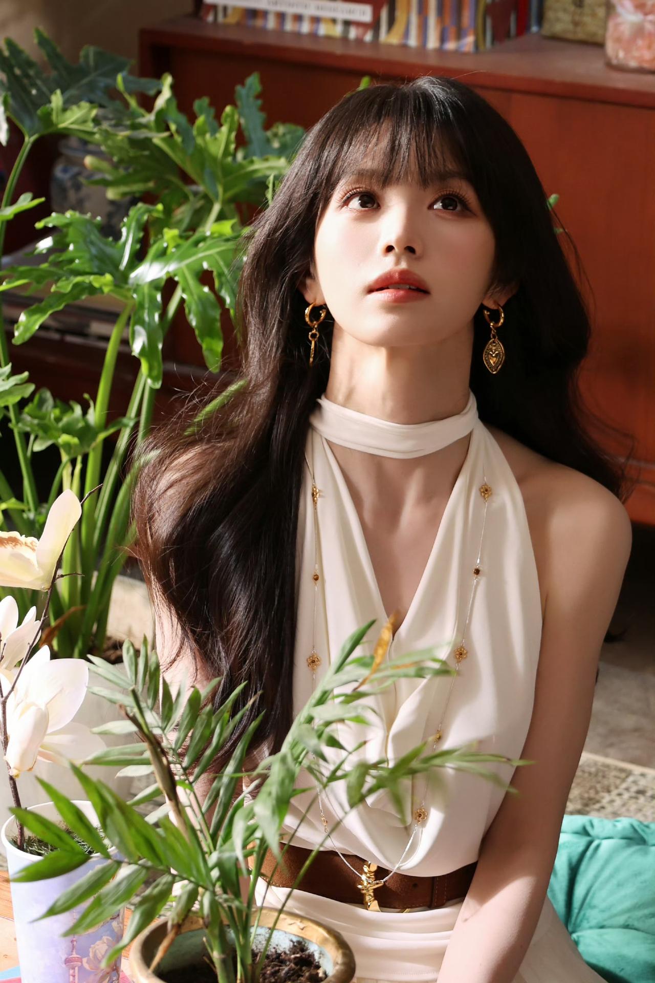 她就像含苞待放的花骨朵[飞吻]
田曦薇