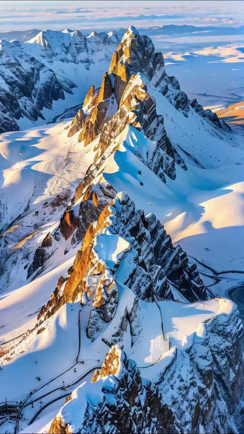 春日生活打卡季春日川西高原的夕阳照在雪山上泛起一缕缕金光！