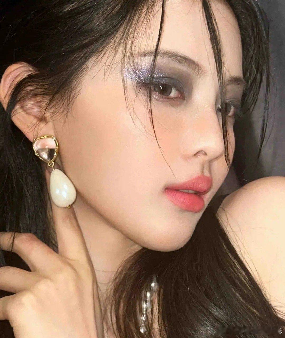 杨超越在干嘛，在用这美丽的脸干什么[哆啦A梦害怕] ​​​