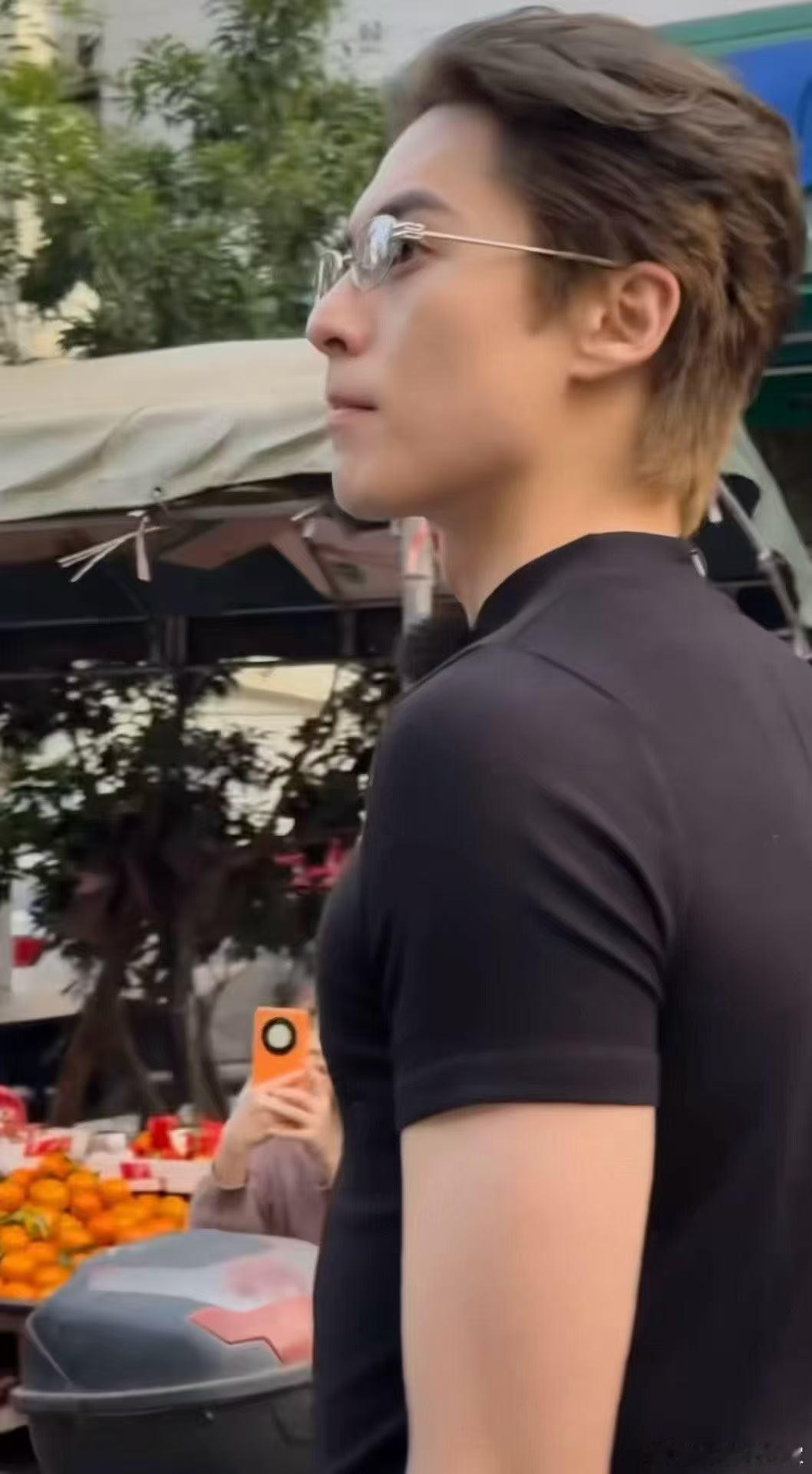 王鹤棣不许让这个王鹤棣再出门了紧急呼吁！不许让王鹤棣出门了！顶配脸蛋 + 顶配身