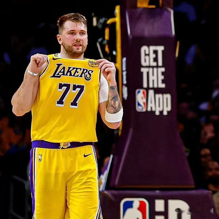 湖人到底是在哪找的这帮又不能投又不能防的球员的？？詹姆斯和东契奇要分散精力进攻防