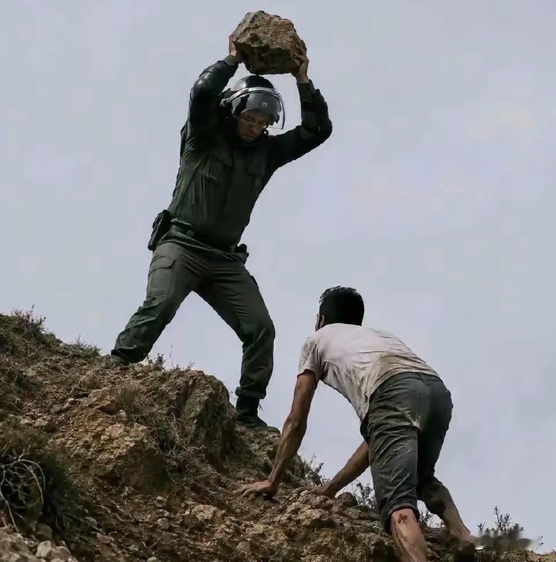数万人，从摩洛哥非法游泳到西班牙的飞地休达，然后被遣返。
当这些游民再次踏上自己