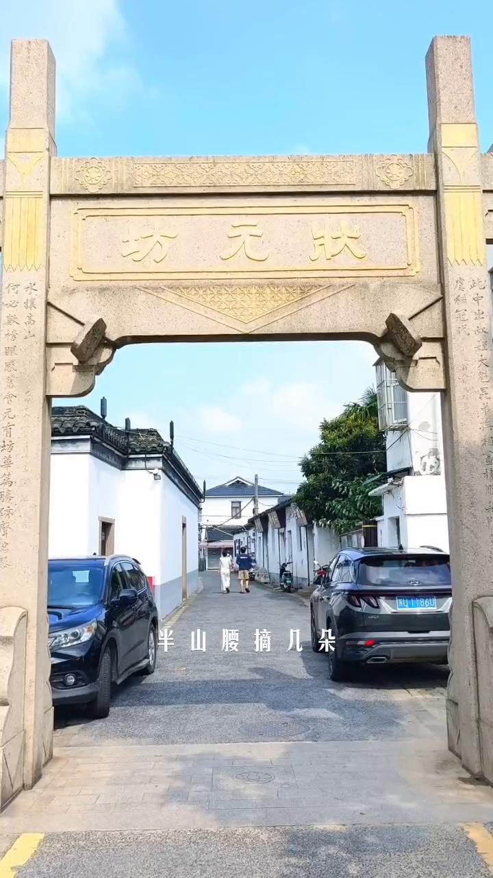 那远山呼唤我，曾千百次路过。半山腰摘几朵，单程票的火车编同影。一路上哼着歌，不管