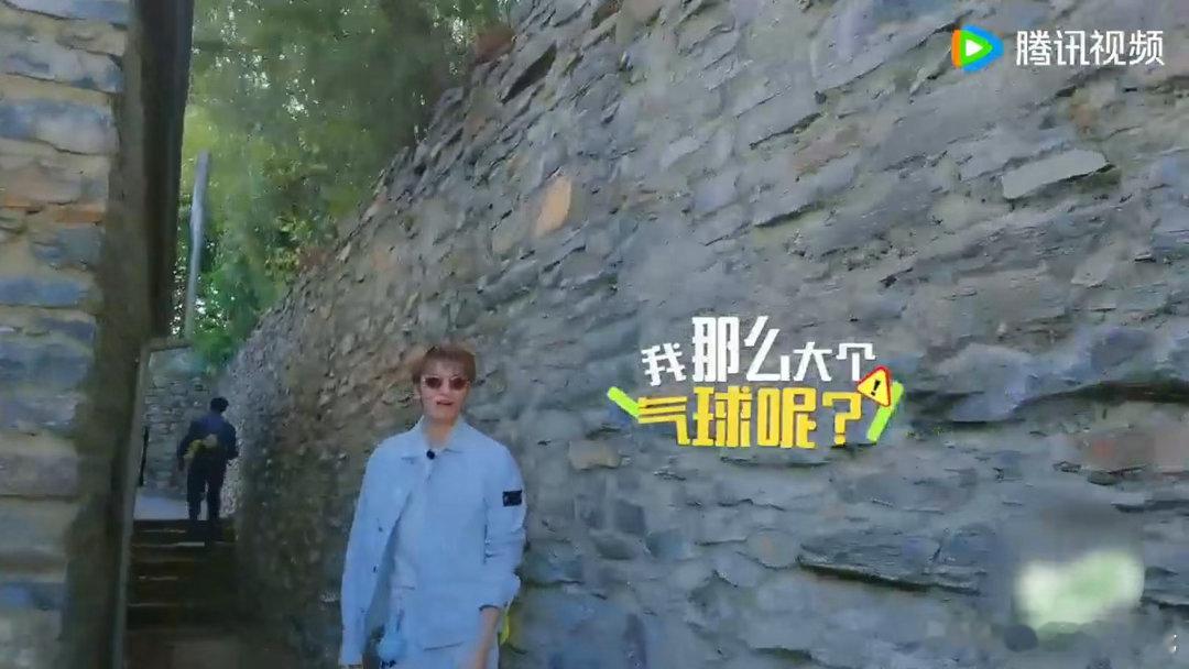 王玉雯问林一你是笨蛋吗王玉雯疑惑林一转行被问到和周也谁唱歌更出色，林一巧妙调侃自