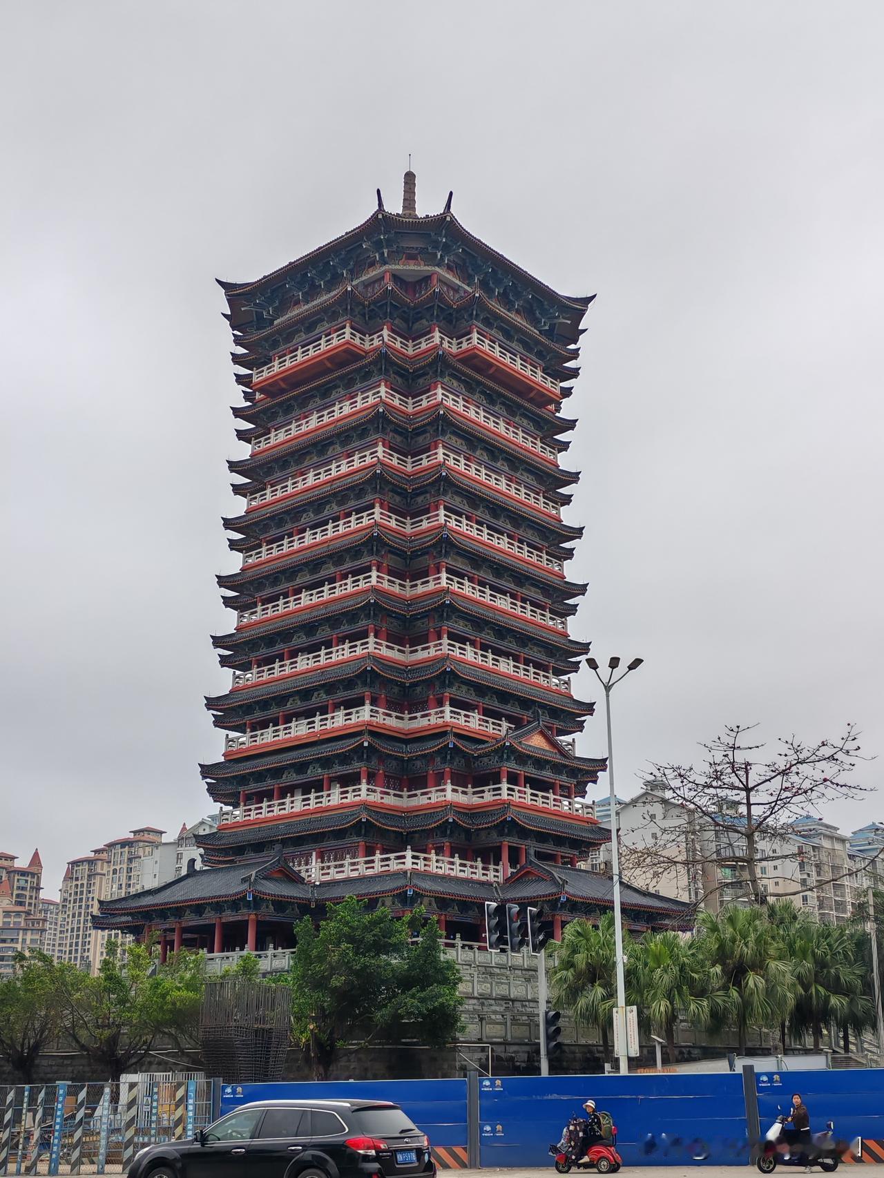 钦州和谐塔
   开着房车去流浪广西钦州第二站：和谐塔
  看了简介，和谐塔是钦