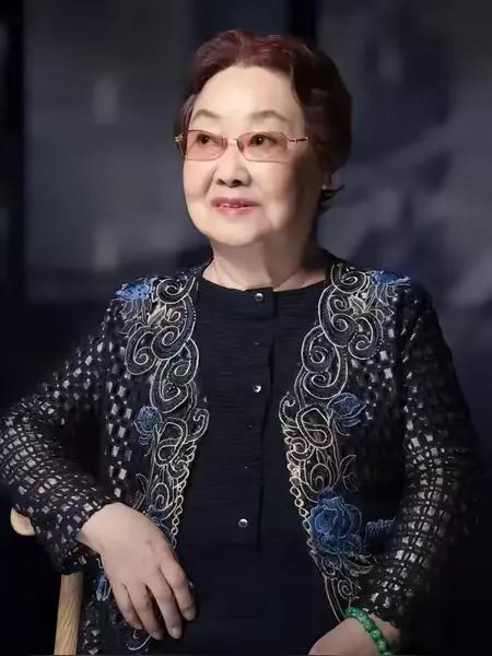 97岁的郭兰英走了，万万没想到， 晚年陪在她身边的不是丈夫，而是她的侄女！

