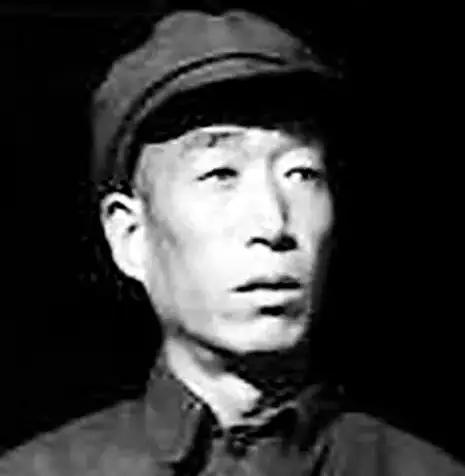 1941年，太行神枪手李殿冰掩护群众转移后，再回山上潜伏，看到山脚下行进的敌人队