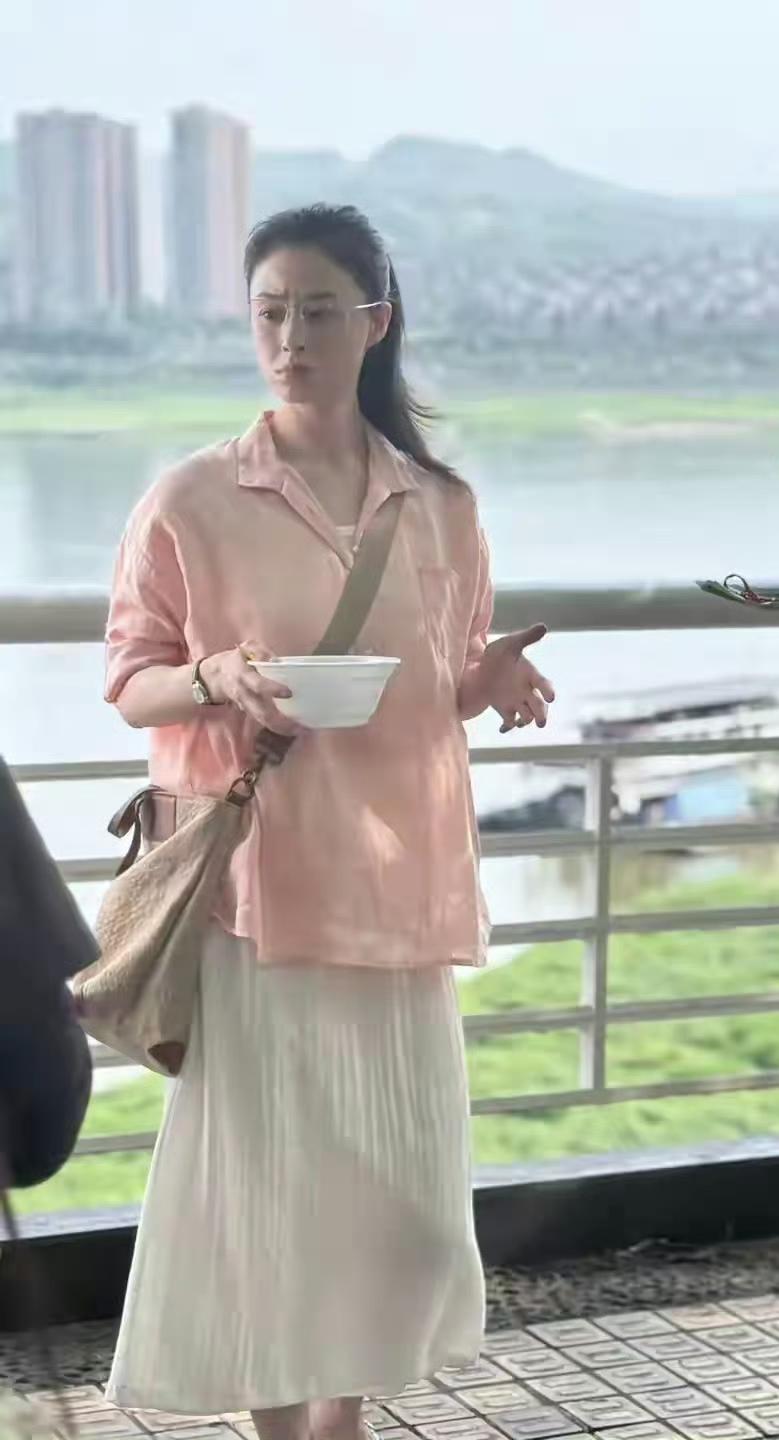 我怎么觉得蒋欣这身穿搭好土呀！是不是身材苗条的人不适合穿这么宽松的衣服？

真的