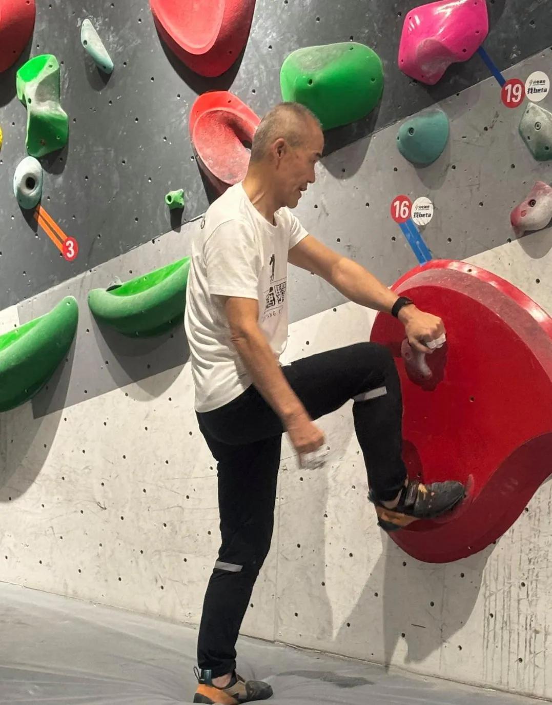 王石现身深圳攀岩馆，他穿着白色短袖和黑色裤子，没有打扮素颜出镜，连平时常戴的假发