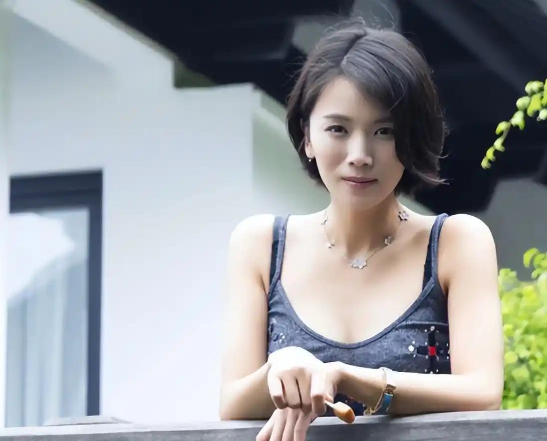 曹曦文嫁给马来西亚富商，婚后产下女儿，但因长期异地和家族观念等矛盾，婚姻在女儿7