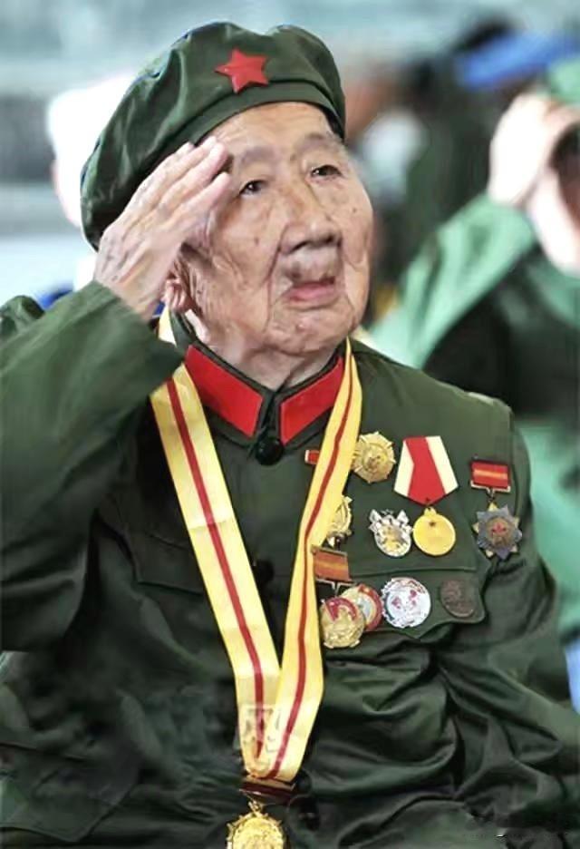 这是一位参加过抗日战争的老战士。她胸前佩戴着中国人民抗日战争胜利70周年纪念章、