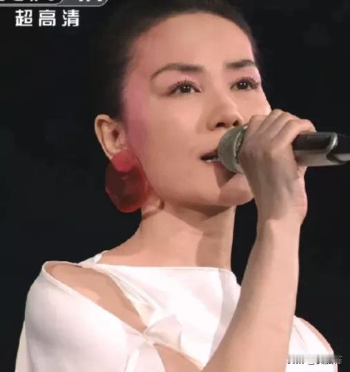 王菲在2025年春晚的表演确实惊艳。她独特的嗓音一直是她的标志，像《容易受伤的女