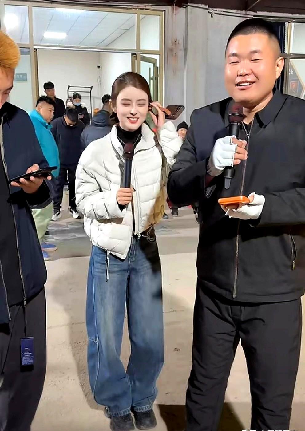 炮子传媒说，现在见腿腿都有点儿紧张了。

以前的腿腿，就是个自家孩子，幽默风趣，