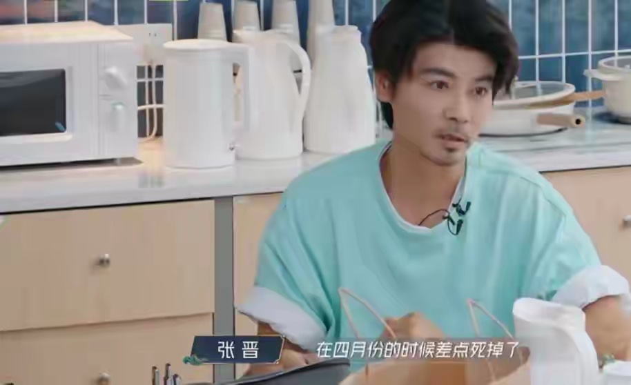 张晋和蔡少芬国外旅行突发心脏病谁能想到51岁的张晋竟然安装上了支架，而且还是今年